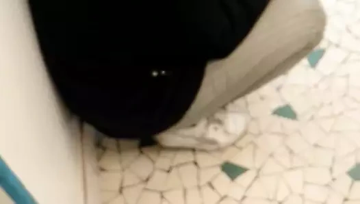 Çamaşırhanede çömelmiş genç kadın, yum yum yum