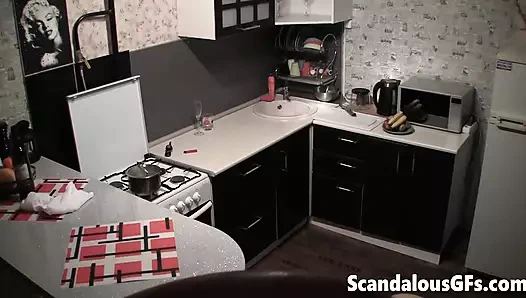 Çıplak kız arkadaşım mutfakta akşam yemeği hazırlıyor