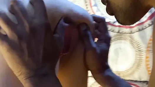 Kocası Karısını Sikmesi Için Büyük Zenci Yarağını Davet Ediyor