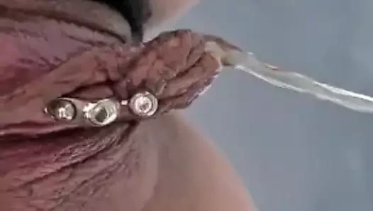 Çok seksi iç çamaşırlı çoraplara ve askılı kemere işerken kendimi filme alıyorum