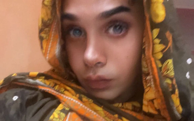 Kadın kılıklı çiş içme günü.