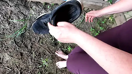 Ahırda göğüslerini tamamen çıplak dövdürmek zorunda