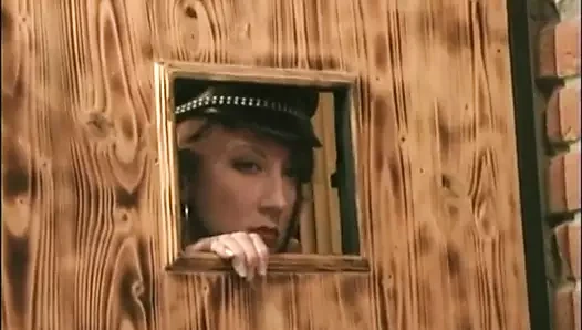 İki azgın lezbiyenler sert sikişiyor!