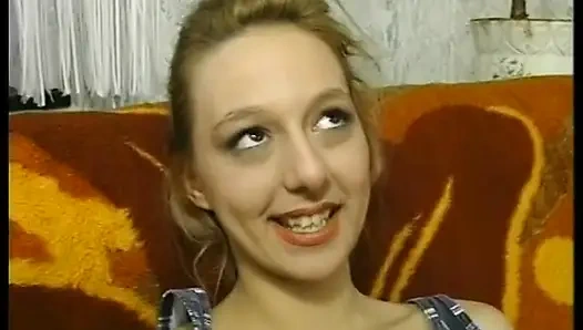 Amatör genç kız kahve içmek için evine geliyor