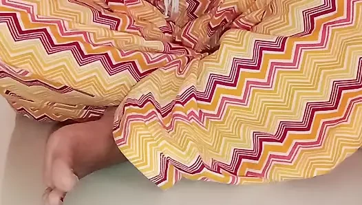 Yenge apane aur chut dikha rahi hai'nin göğüslerini sikiyor