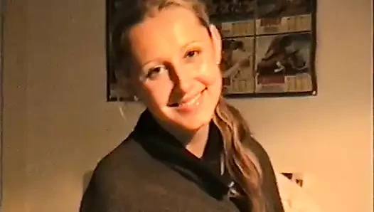 Busty sarışın lenka'nın mastürbasyon aşığı olan horozumu tatmasına izin verdim ve o açgözlülükle başımı yalıyor