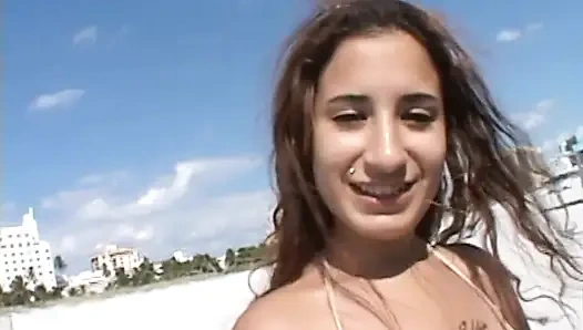 Sahilde tanıştı ve otelde sikildi