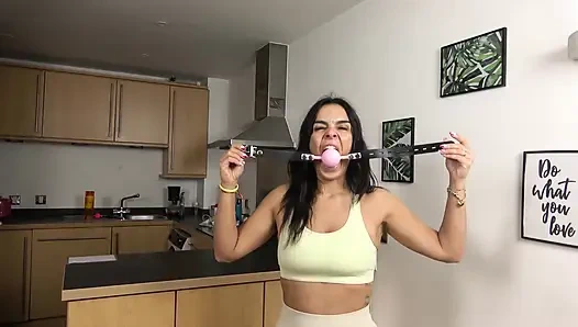 Latin kadının kişisel antrenör çıkmazı: dev ballgag, hogtie ve damlayan salyalar! (4k)
