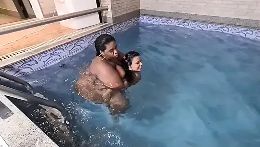 Aşırı ağır şişman kaltak ve sıska zavallı köle kıza karşı - dizlerini ezeceğim ve tüm gücünü tatlı vücudundan çıkaracağım