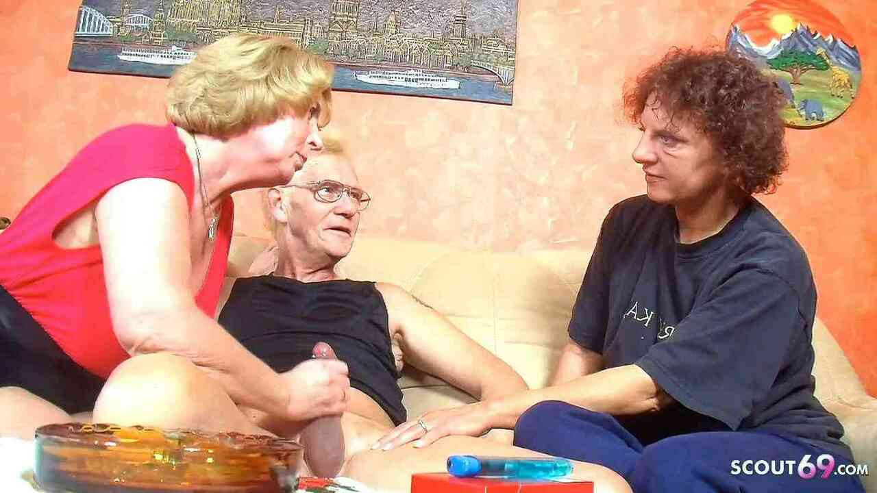 Alman anneanne ve eski adam ayartmak olgun komşu için 3some