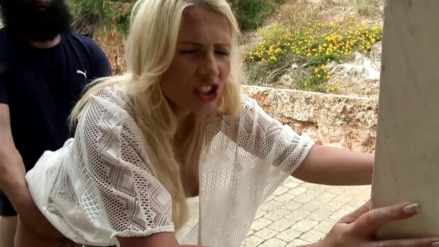 Çoraplı Ateşli Orta Yaşlı Seksi Kadın Yarak Emiyor Ve Sert Sikiliyor