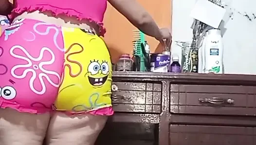 Üvey annemin fahişesi beni baştan çıkarıyor ve beni takip ediyor