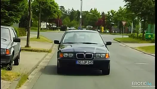 Üvey babam sıkı, kıllı amcığımı sikiyor