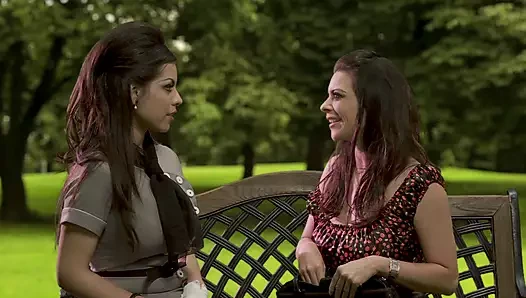 Gemma massey, isis love ve krissy lynn bir lokantada iniyor