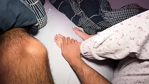 Bakış açısı küçük üvey kız kardeş mia beni ayaklarıyla boşaltıyor