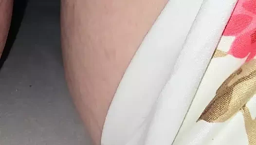 Büyük yaraklı üvey oğul üvey annesinin götüne girmeye ve onu sikmeye çalışıyor