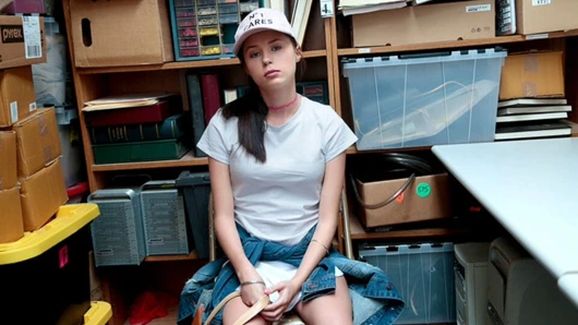 Shoplyfter - bu güzel genç justin magnum'un mağazasından çalmaya çalıştığı için pişman olacak