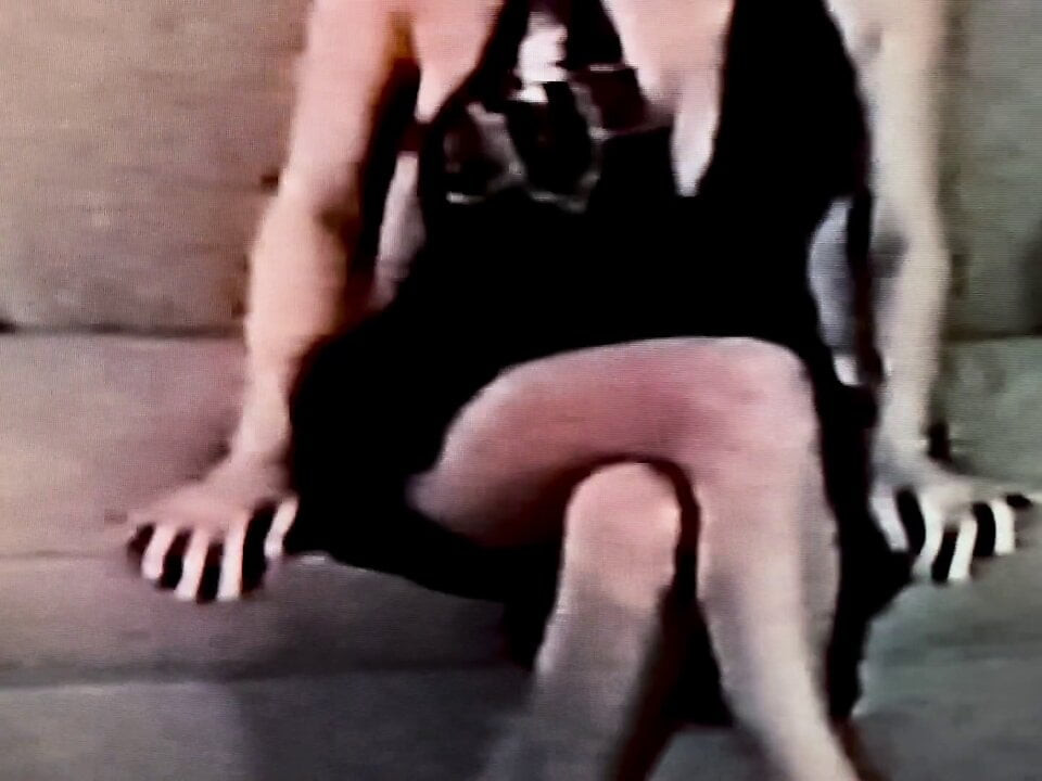Kıllı amcık yanıp sönen amerikan milf seksi elbiseli striptiz yapar - porno