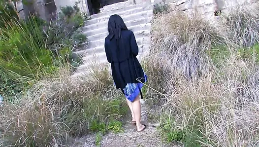 Egzotik genç kız açık havada götünü sikiyor ve iki adam tarafından çifte sikiliyor