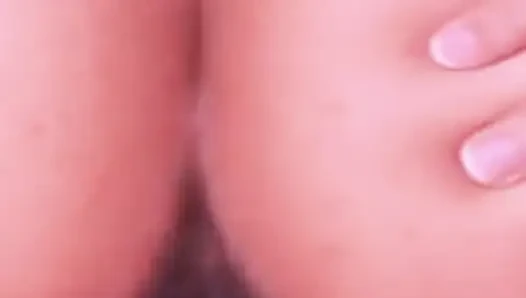 Sert zıplıyor! Çılgın bir şekilde sert üyesine biniyor.