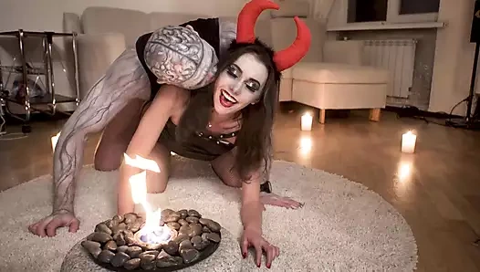 Şehvetli şeytan tutkuyla sikişiyor ve cadılar bayramında yüze boşalma alıyor