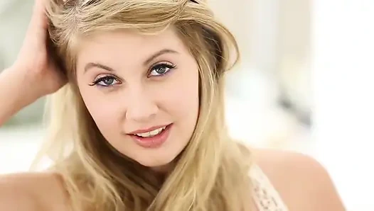 Sarışın genç kız dantelle vahşi striptizini baştan çıkarıyor