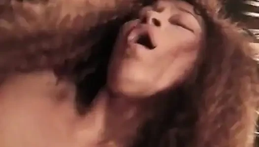 İki azgın sürtük delikanlının uzun sert aletini paylaşıyor