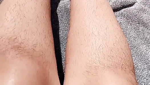 Gölde kıllı bacaklar