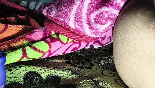 Annem yarağımı emiyor ve götünü sikiyor