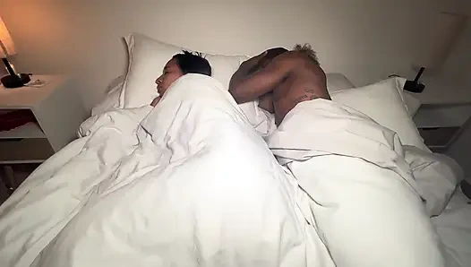 Üvey anne ve üvey oğlu yatağı paylaşıyor ve seks yapıyor. İngilizce altyazılı