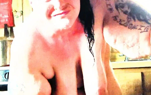 Mutfakta zıplayan ateşli ıslak kadın mastürbasyon yapıyor ve damlatıyor