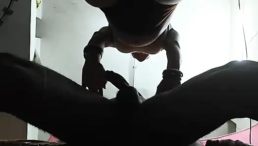 Hintli evli kadın seksi kocasıyla domalarak sikişmeyi seviyor