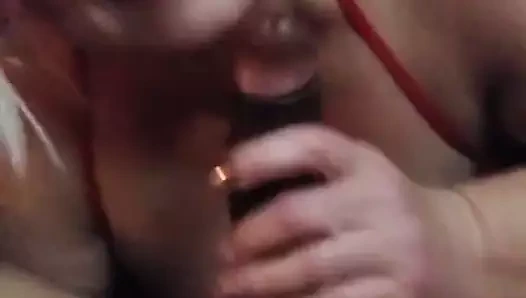 Yaşlı sürtük sevgiyle yarak emiyor