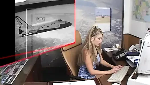 Ateşli sekreter üç azgın iş arkadaşı tarafından sikiliyor