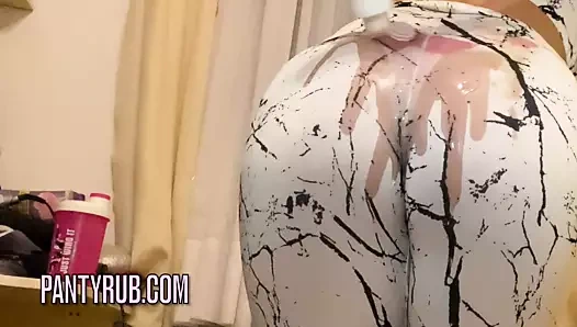 transparan tozluk ve küçük külot ıslak yağlı eşek bir delikten yapay penis alır