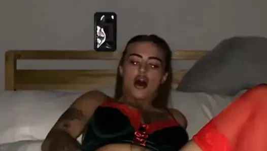 Azgın 19 yaşındaki emo şeker kullanarak sıkı amcığını sikiyor