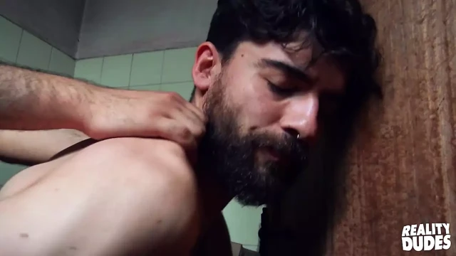 Sakallı çıtçıt adonis ve andy sevişmek için terk edilmiş banyoya gidiyor ve her yere boşalmasını fışkırtıyor - realite dudes