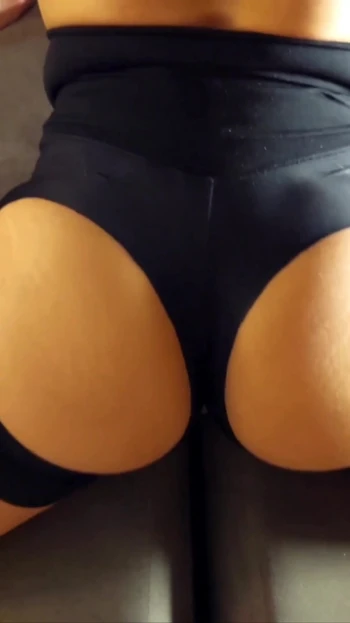 Знаковый момент из "Трахаю горячую задницу его жены". 🍑