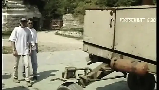 Muhteşem sarışın orta yaşlı seksi kadın yarağını vahşi bir gezintiye çıkarıyor