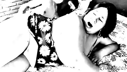 İri güzel kadın evde sürpriz bir şekilde seks yapıyor ve B-W'nin onayı