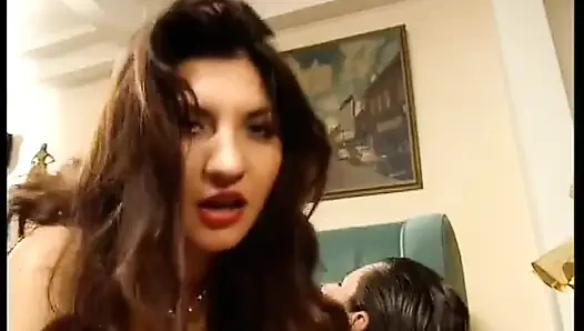 Omg! Lateksli Büyük Memeli Esmer Kanepede Iki Adam Tarafından Sikiliyor