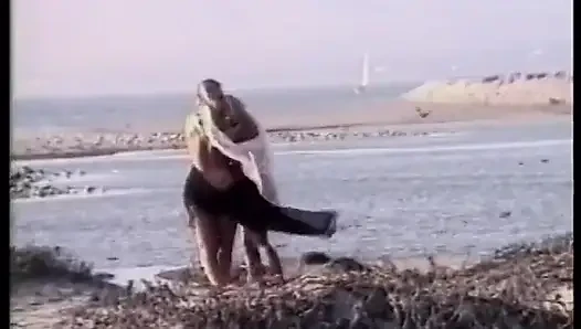 Sarışın lezbiyen aşıklar kumlu plajda birbirlerini yalıyor - nostaljik video- ses yok, ama müzik