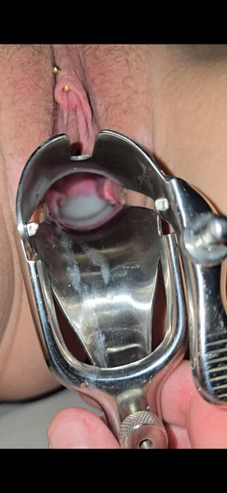 Amcığımı açıyor ve orta yaşlı seksi kadın amcığımın derinliklerine boşalıyor