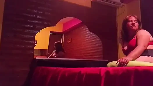 Ucuz bir motelde götünü ve amını emiyor