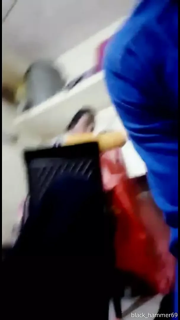 Босс трахает пальцами девушку и коллегу это видят