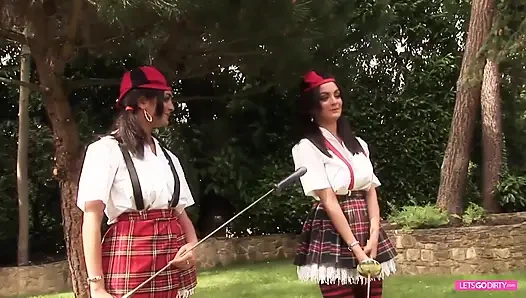 Sarışın kaltak ve esmer ikizlerle grup seks kostümlü sikiş