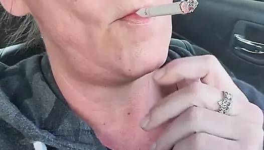 Yaramaz Amerikalı orta yaşlı seksi kadın benzin istasyonunda mastürbasyon yapıyor