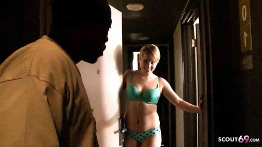 Tombul kısa saçlı olgun evli kadın komşu zenci adamı ırklararası aldatan seks için kandırıyor