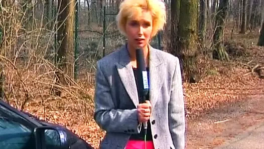 Sarışın Alman dominatrix tombul esmerle eğleniyor