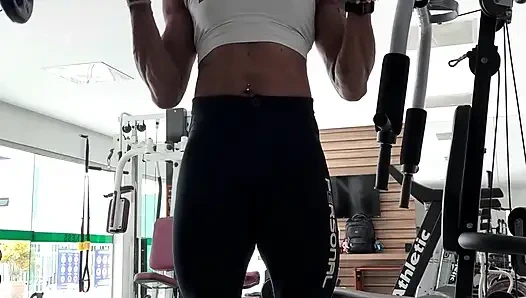 Kaslı ve sallanan götlü zenci orta yaşlı seksi kadın